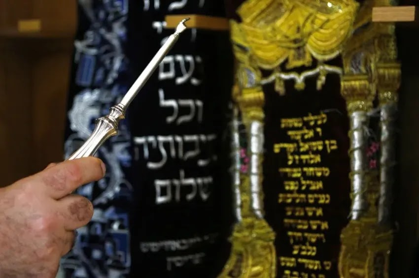 O rabino Arie Zeev Raskin segura um Yad ou ponteiro judeu tradicional usado para ler a Torá, o livro mais sagrado do judaísmo, em uma sinagoga dentro do Centro Comunitário Judaico de Chipre, na cidade de Larnaca | Petros Karadjias/AP Photo