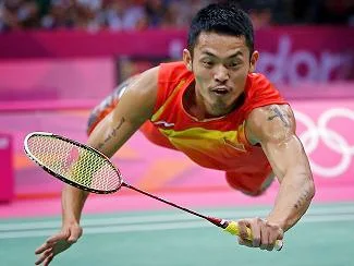 gambar Lin Dan pemain badminton bertaraf dunia sedang terbang menyambut bulu tangkis daripada pihak lawan.