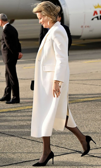 Queen Mathilde wore a sheath op-art motif jacquard dress by Giargio Armani, and a white silk-cashmere coat by Giargio Armani