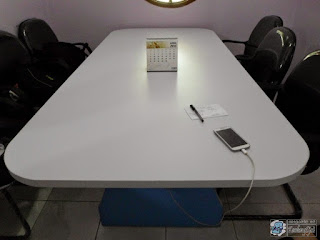 Kontraktor Interior - Meja Rapat, Almari File Bawah Tangga, Partisi Kantor dan Meja Pimpinan Kantor Minimalis
