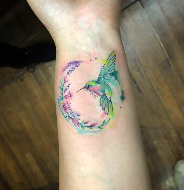 Tatuagens femininas em aquarela 