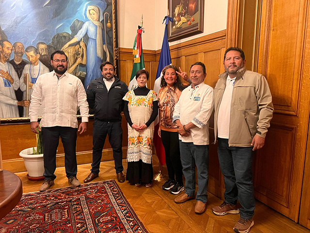 El presidente de la Federación Gastronómica de Yucatán, Carlos Aguirre Aguilar posa con la delegación que promovió la gastronomía yucateca en Europa