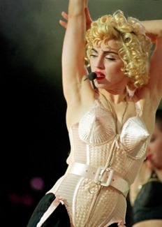 madonna-usa-o-conico-e-iconico-corset-desenhado-pelo-estilista-frances-jean-paul-gaultier-para-sua-turne-blonde-ambition-em-1990-1428955630460_300x420