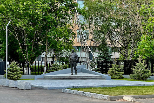 набережная Академика Туполева, памятник Андрею Туполеву (установлен в 2022 году)