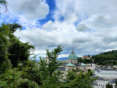 ホーエンザルツブルク城へ至る道から見る風景