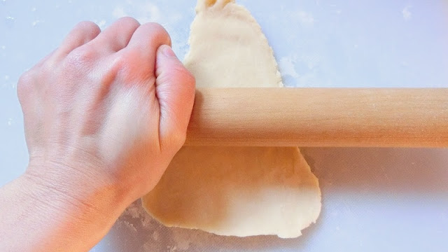 生地を三角形に麺棒で伸ばす