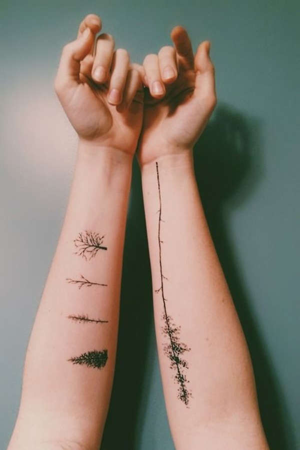 Diferentes tipos de árvores são renderizados em tinta preta sobre o utente antebraços neste tatuagem conjunto.
