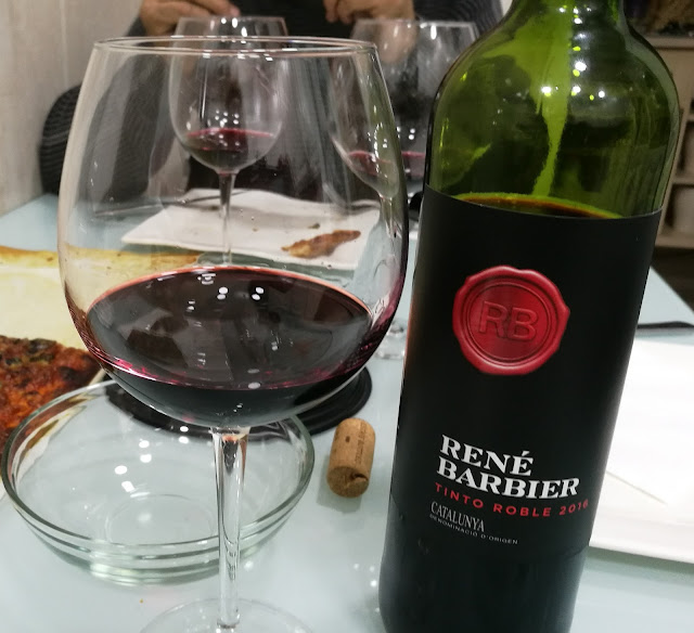 Saboreando el vino Tinto Roble de René Barbier