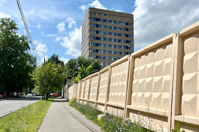 Кирпичная улица, общежитие МВД – бывшее здание НИИ Автоприбор (здание построено в 1976 году)
