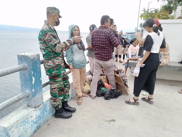 Komsos Bersama Penumpang Kapal Di Pelabuhan Tigaras Dilakukan Personel Jajaran Kodim 0207/Simalungun