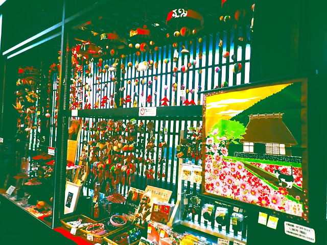 「Turushibina（つるしびな）」正在販售。通常很小。