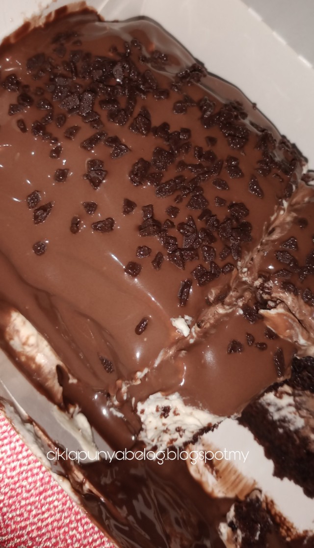 Yummy, tornado cake. Coklat meleleh wehh.