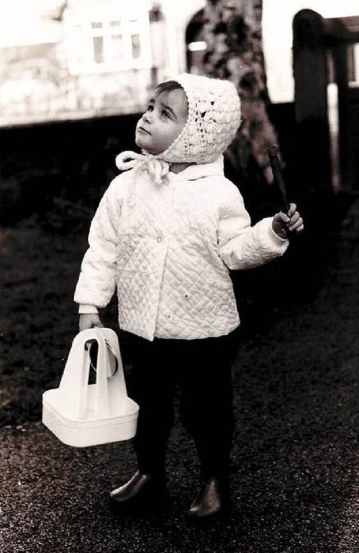 60 Inspiring Historic Pictures That Will Make You Laugh And Cry - Four Pints Today Please, Mr. Milkman (c. 1968, Altrincham, Cheshire, Uk)