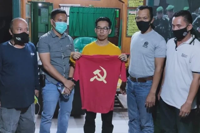 Pakai Baju Palu Arit Hasil Beli di OL Shop, Pria Payakumbuh Ditangkap