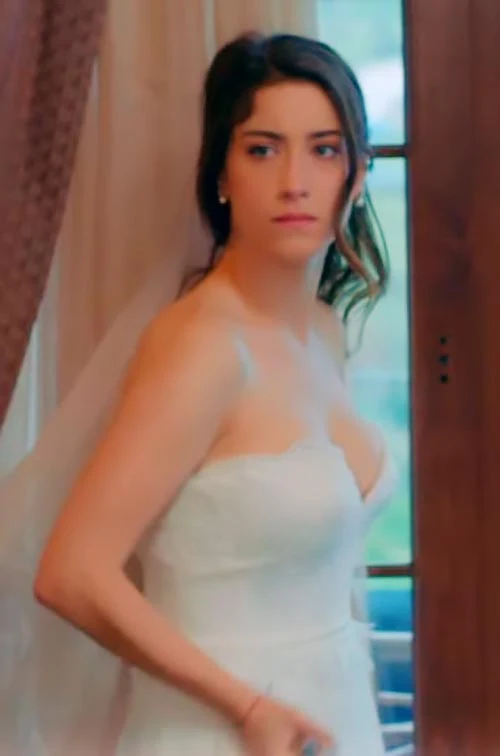 hazal kaya cleavage turkish actress bizim hikaye