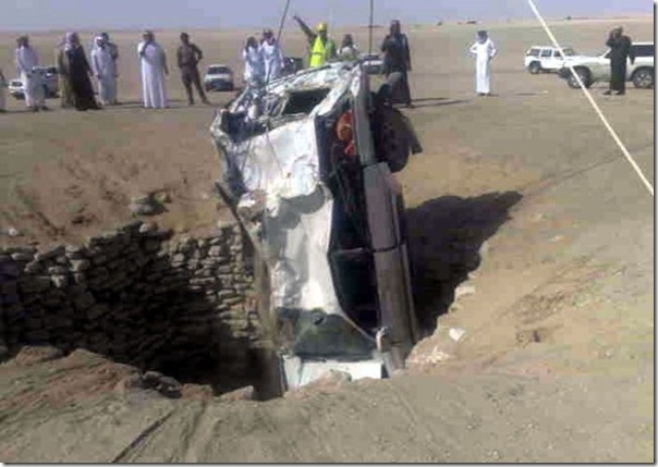 Carro cai em um poço na Arábia Saudita (4)