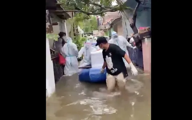 Viral Polisi Rampas HP Warga yang Merekam Evakuasi Jenazah saat Banjir, Publik Kecewa