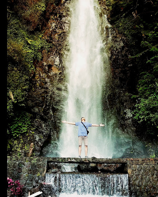 Menikmati keindahan, dari air terjun tirtosari, Sumber foto (https://www.instagram.com/raffiarganata/)