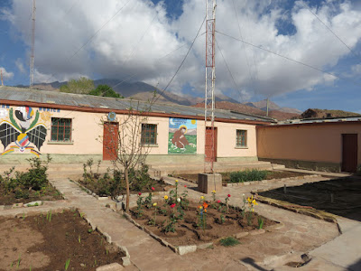 Inzwischen wurden im Pfarrgarten 17 Rosen aus Cochabamba gepflanzt und es sieht so ums Haus schon bunter aus.