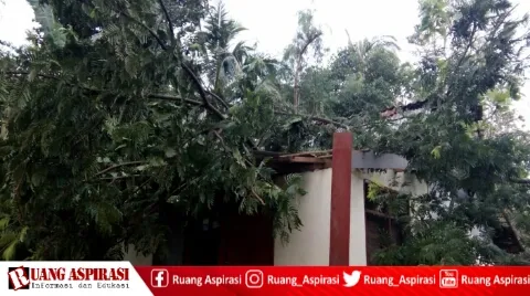 Angin puting beliung dan hujan es di Sumber Malang