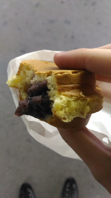 La rue était rempli de magasin japonais ancien, avec par exemple ce gâteau fourré à la pâte de haricot