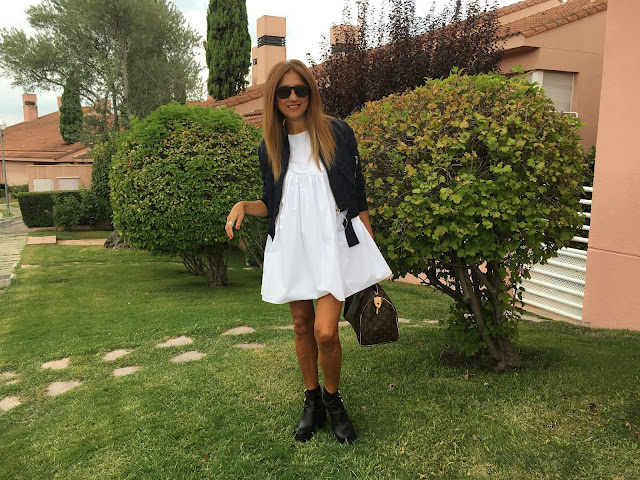 Look con mono blanco, Zara, Bomber, botines, street style, Louis Vuitton, Bolso, gafas Isadora Comillas, Carmen Hummer Style