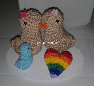 topo bolo pombinhos,topo bolo amigurumi,topo bolo casal passarinhos,LGBT, casamento LGBT, casal LGBT, topo de bolo LGBT, crochê LGBT