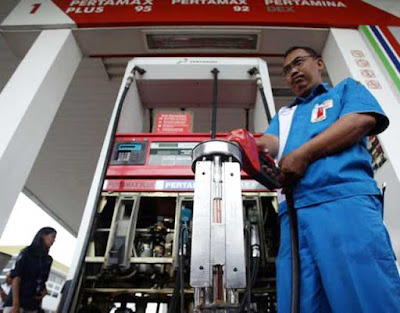 Ambon, Malukupost.com - Dinas Perindustrian dan Perdagangan (Disperindag) kota Ambon menjamin pompa dispenser di Stasiun Pengisian Bahan Bakar Umum (SPBU) sesuai takaran dan standar yang ditetapkan. Sekretaris Disperindag Ambon Janes Aponno , di Ambon, Senin (2/9), mengatakan, pihaknya telah melakukan tera ulang di tujuh SPBU di Ambon dan sekitar, hasilnya masih dalam batas kewajaran yakni standar kemeterologian dan pertamina.