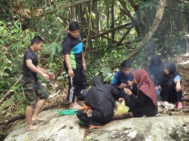6 Remaja Sibuk BBQ Dalam Hutan Tidak Sedar Ada Tetamu Tak Diundang Muncul