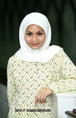 Sharifah Amani bertudung