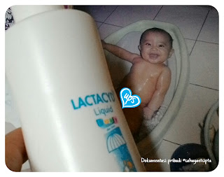 Memandikan Bayi Sendiri dengan lactacyd Baby