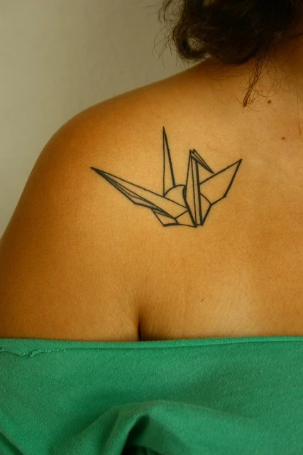 fotografia del tatuaje de una figura origami