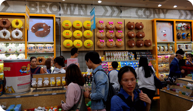 Aduh CONY Jangan Gelantungan Nanti Jatuh  Ketemu Brown, Cony, James di LINE Store & Cafe KOREA