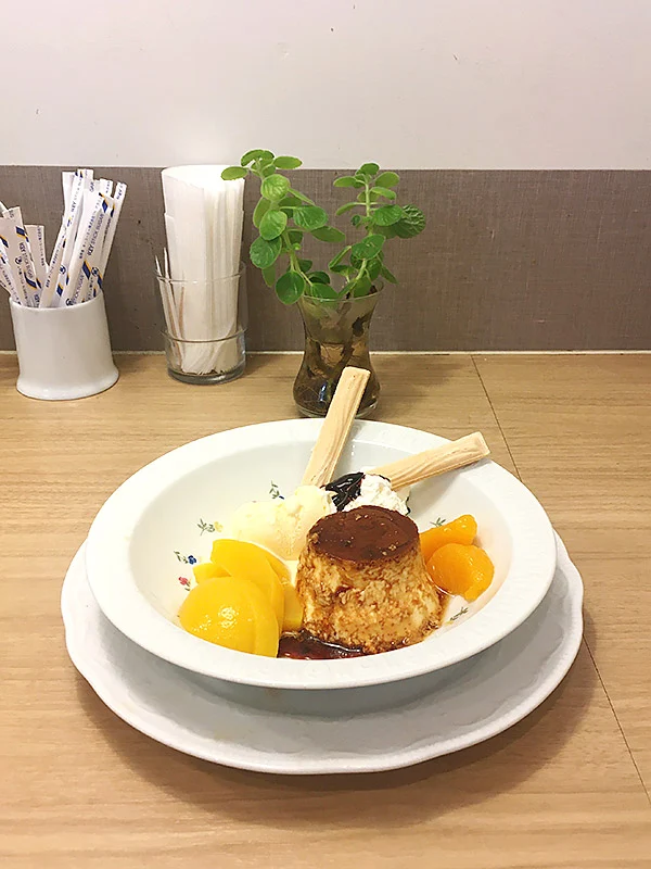 JR浅草橋駅西口にあるガード下カフェ『CAFE 梅の木』のプリンアラモード