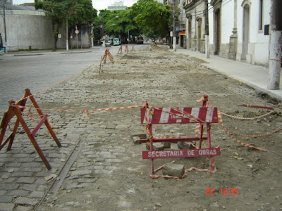 Trilhos em frente à Igreja do Carmos foram refeitos. Foto de Emilio Pechini, em 22/02/2009 - Santos - SP