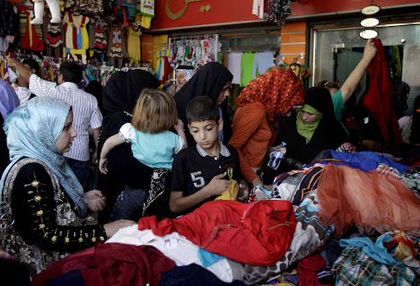muslim irak berbelanja pakaian idul fitri