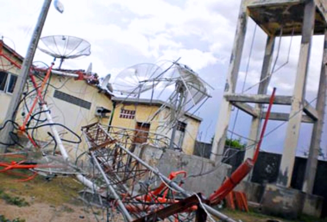 Ventania derruba torres de rádio e tvs em Várzea da Roça/BA