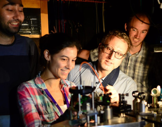 Pesquisadores da equipe UQ (sentido anti-horário a partir da parte inferior esquerda) Caxtere Casacio, Warwick Bowen, Lars Madsen e Waleed Muhammad alinhando o microscópio quântico. Crédito: The University of Queensland