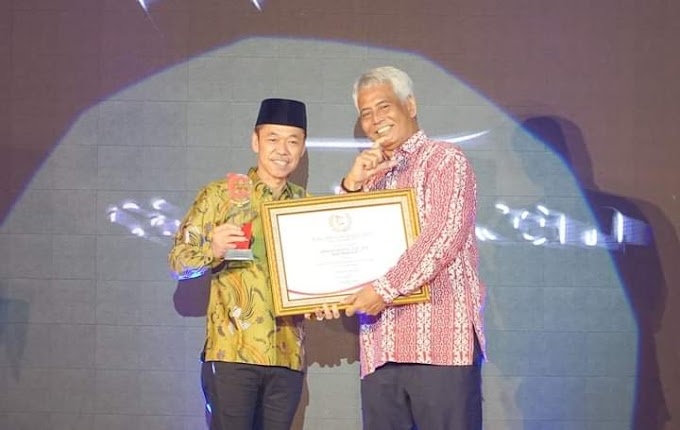 Bupati Rohil Terima Anugrah Cakaplah Award Sebagai Kepala Daerah Peduli Kerukunan Antar Suku dan Agama