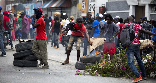 Centenares de personas exigieron ayer en las calles de Puerto Príncipe la salida del poder del presidente haitiano, Jovenel Moise, en una jornada de movilización que concluyó sin incidentes relevantes y que es la primera después de las violentas protestas de febrero.