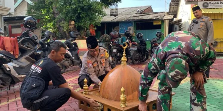 Bulan Bakti TNI Polri, Warga LDII Gunung Anyar Bersihkan Masjid Nurul Hikmah