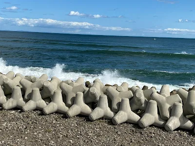 青空と海とテトラポットと波