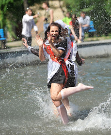 Фото Укринформ:купание луганских выпускниц