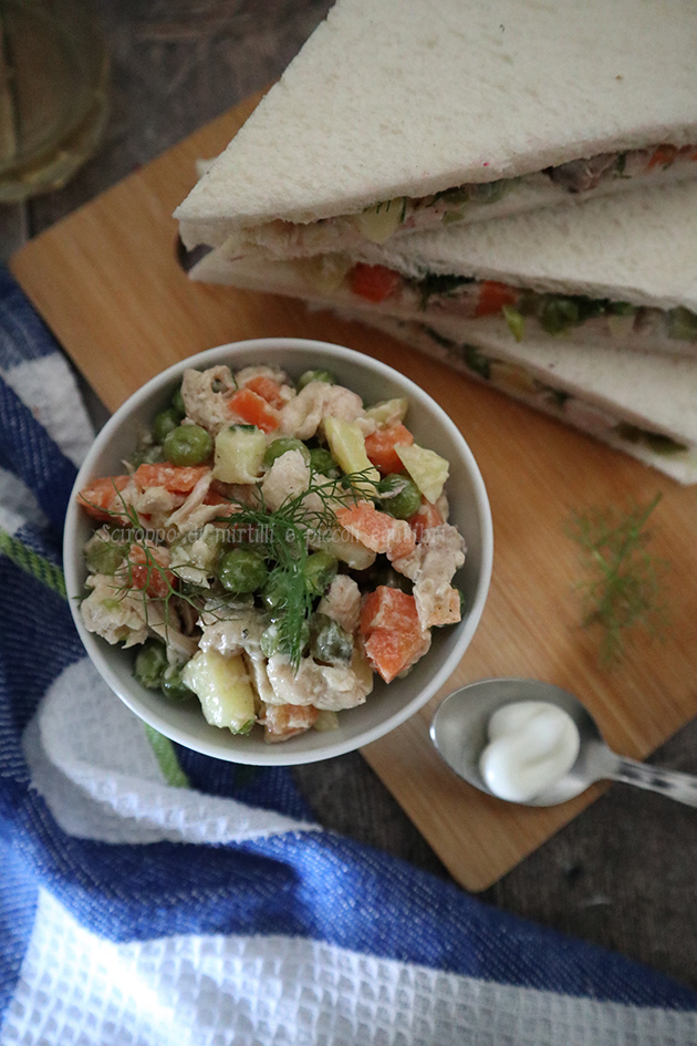 Tramezzini con insalata russa e pollo