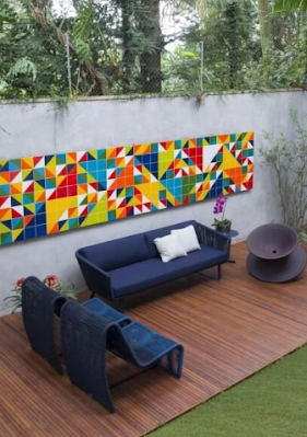 Ter um muro decorado é uma ótima forma para suavizar o campo visual do quintal e deixar o ambiente externo mais aconchegante.