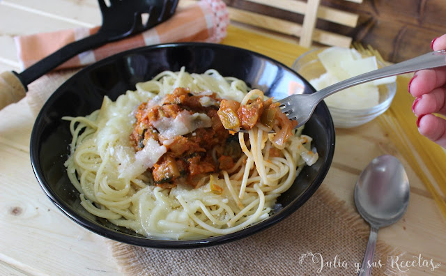 Espaguetis con pisto y queso manchego