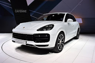 Un Porsche Cayenne blanc
