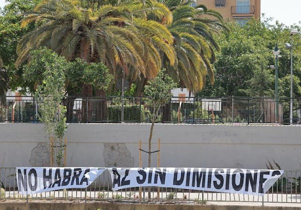 Málaga, aparece una pancarta pidiendo dimisiones