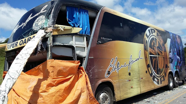Acidente hoje envolvendo o ônibus da Orquestra Super Oara e uma Van deixa 03 mortos e 15 feridos
