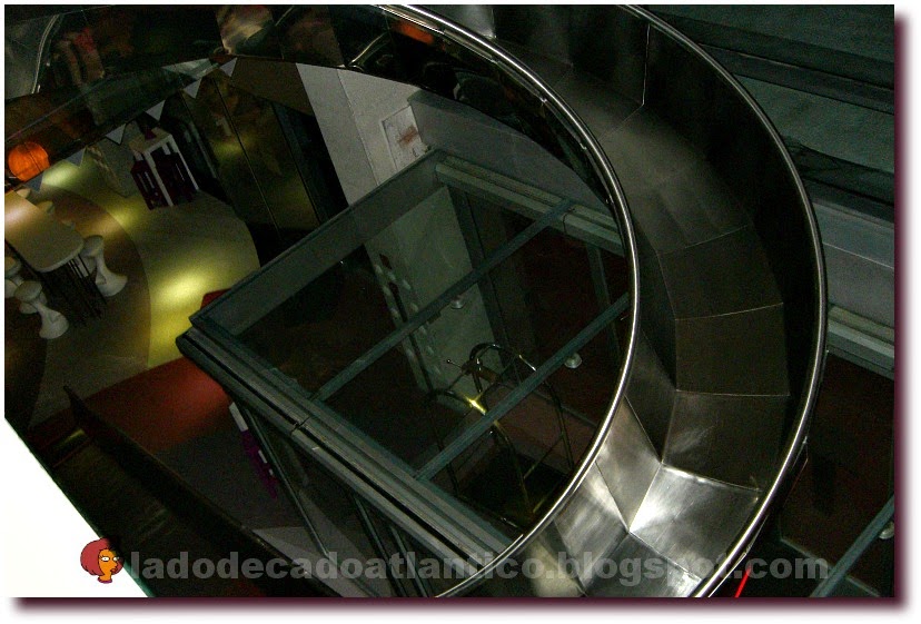 Foto do tobogã de estrutura metálica EDHA (Estrutura Deslizante para Humanos Atrevidos) do hotel Barceló em Málaga, Espanha
